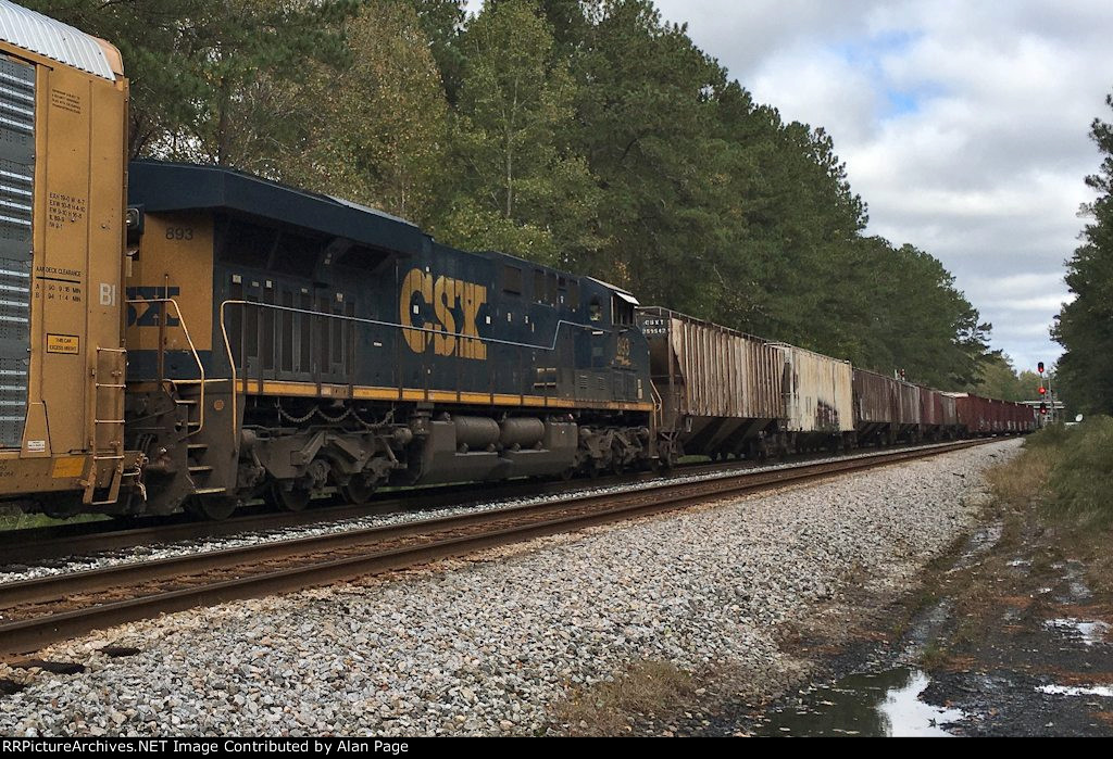 CSX 893 pushes midtrain